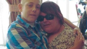 Cea mai proasta gluma prin care a trecut o mama! A primit mesaj de la fiul ei pe care l-a ingropat: "Nu sunt mort, doar am fugit"
