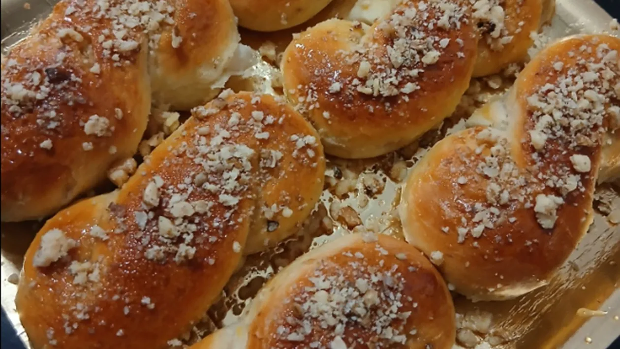 Ingredientul secret pentru cei mai pufoși mucenici moldovenești. Doar așa ies pufoși