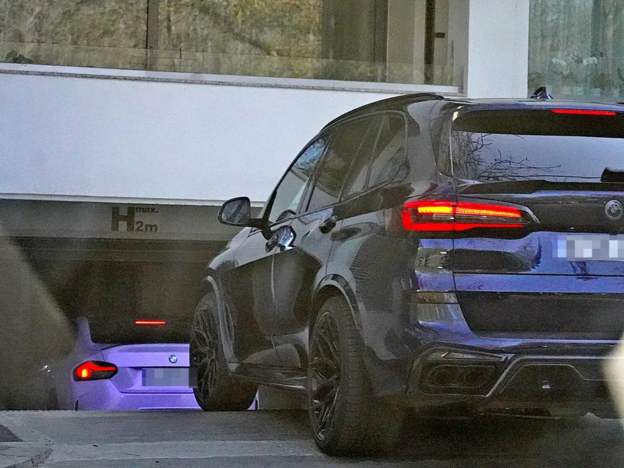 Toți trei ajung la imobilul unde locuiește Mario Fresh