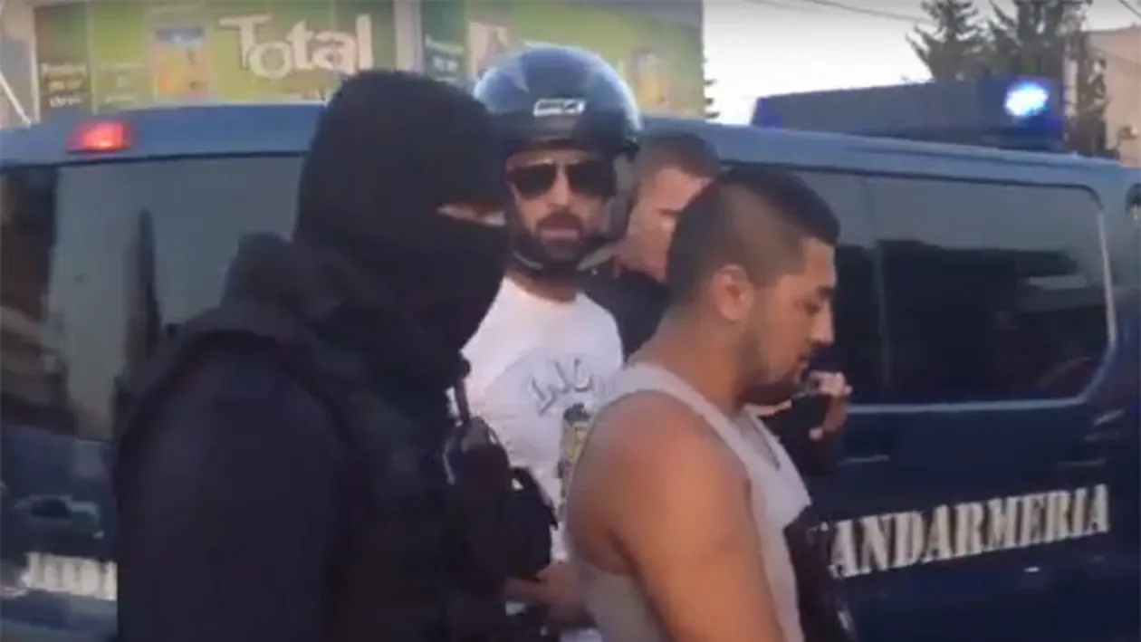 Cine este motociclistul care i-a bătut măr pe cei trei romi care l-au şicanat în trafic! 