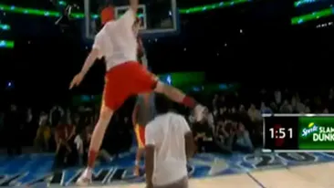 VIDEO Si albii pot sa sara! Vezi cum i-a demonstrat asta un baschetbalist lui P Diddy!