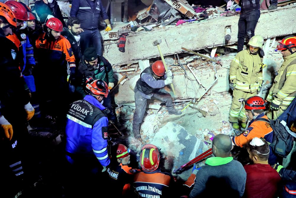 Bilanţul prăbuşirii blocului din Istanbul a ajuns la 14 morţi