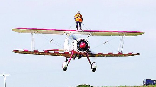 Pe aripa avionului la 84 de ani