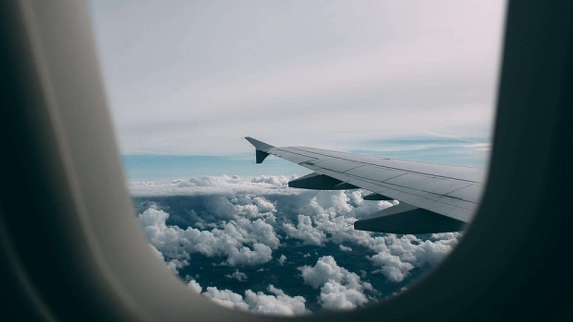 O bătrână superstiţioasă a aruncat monede în motorul unui avion, pentru noroc. Ce a urmat