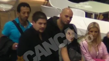 Kamara a iesit la mall cu doua cupluri