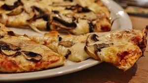 Cât costă o simplă pizza pe final de sezon, în Mamaia? Nota de plată primită de un turist român