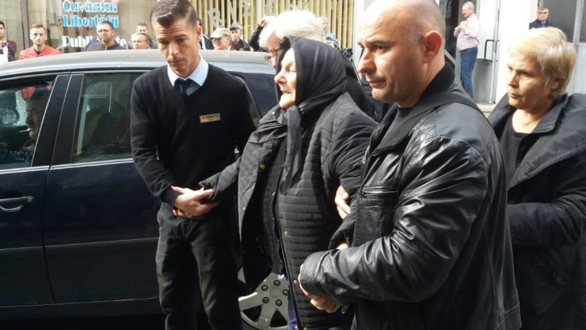 Mamei lui Ilie Balaci i s-a făcut rău la căpătâiul fiului ei! A fost chemată o ambulanță