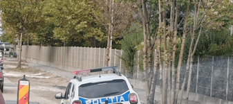 O mașină de poliție aflată în misiune a rămas blocată în beton, la Brașov. IPJ: „Oricine poate greși”