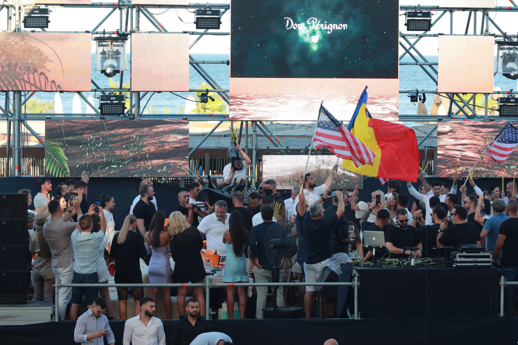 Sampania a venit cu barca, în zona Ultra VIP, unde se afla Mișu Pricopsitu