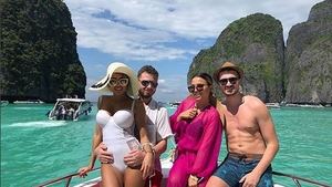 A intrat într-o poveste halucinantă! Periculosul Costel a băgat-o pe sexy-prezentatoarea din Antenă într-un ”menage a trois” de pomină. Andra Trandaş s-a trezit prietenă cu fosta iubitului ei + a fost în vacanţă în Thailanda cu încă un cuplu cu care...