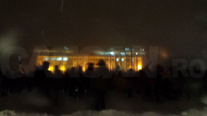 Protestatari pe întuneric! A picat curentul în Piaţa Victoriei şi Aviatorilor