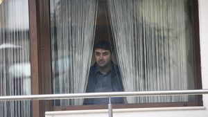 Imagini de senzatie cu milionarul proaspat eliberat din inchisoare! Gigi s-a facut… “baiat Gigea” de Sfantul Gheorghe!