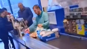 Ironie totală! Cum a reacționat o româncă, după ce a aflat că fostul ei ginere s-a angajat casier în LIDL: "Te văd și eu.."