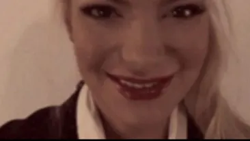 VIDEO Ce vedeta care avea succes pe vremuri crezi ca s-a reinventat ca Miss Ventura? Uite cum si-a rupt pantalonii!