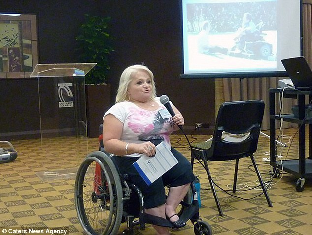 Această profesoară îşi poate rupe o coastă doar printr-un strănut! Boala cumplită de care suferă femeia