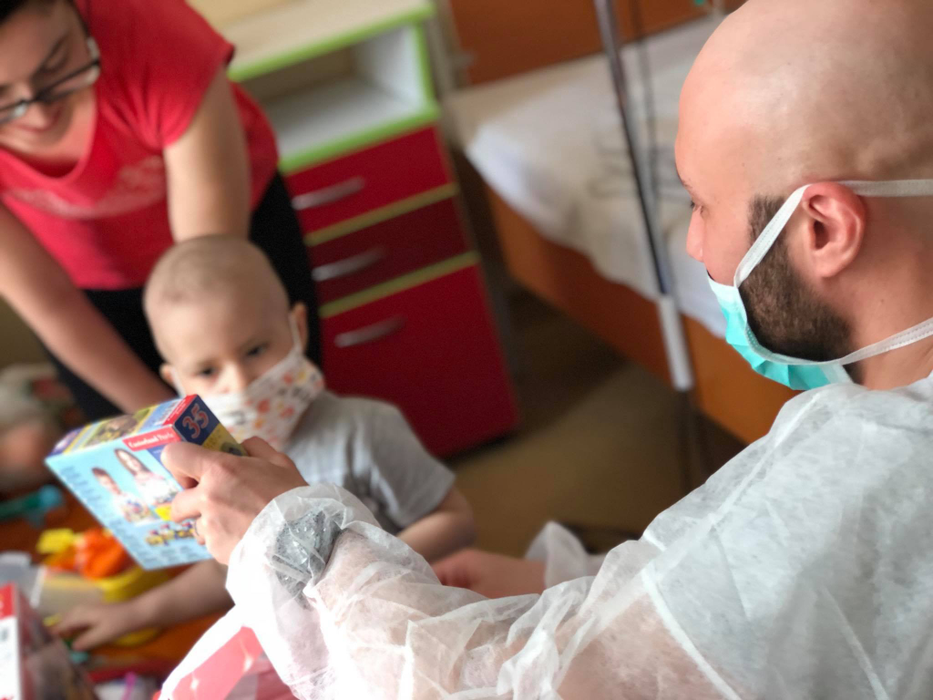 Codin Maticiuc și Mihai Bendeac au vizitat copiii bolnavi de cancer dintr-un spital: „De la doi păcătoși, acum, în Săptămâna Mare transmitem sănătate”