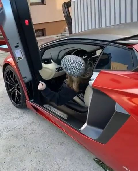 Loredana Groza, dans lasciv în Lamborghini-ul lui Adi Minune. Manelistul i-a dat bolidul pentru o tură prin București | FOTO & VIDEO