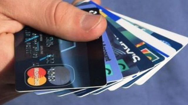 Guvernul s-a gandit sa le dea romanilor un nou card, dar nici de pe acesta nu se pot scoate bani. Noua inventie, CV-ul pe card