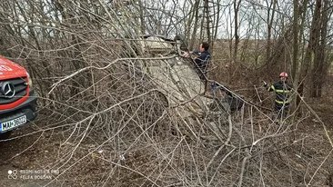 Un bărbat de 74 de ani a provocat un accident violent în Constanța! Mașina s-a răsturnat, iar șoferul și pasagera au ajuns la spital