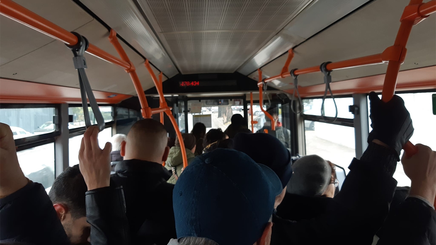 Cum a reacționat o turistă din Franța, după ce a luat autobuzul 178 în București: "Prea multă lume!"