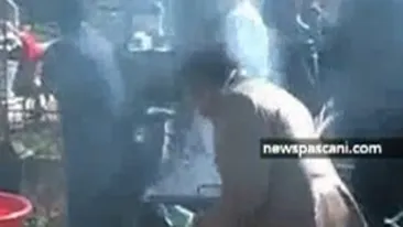 VIDEO Gratar in mijlocul cimitirului la Pascani! Uite cum un grup de rromi da de pomana unei rude de-a lor!