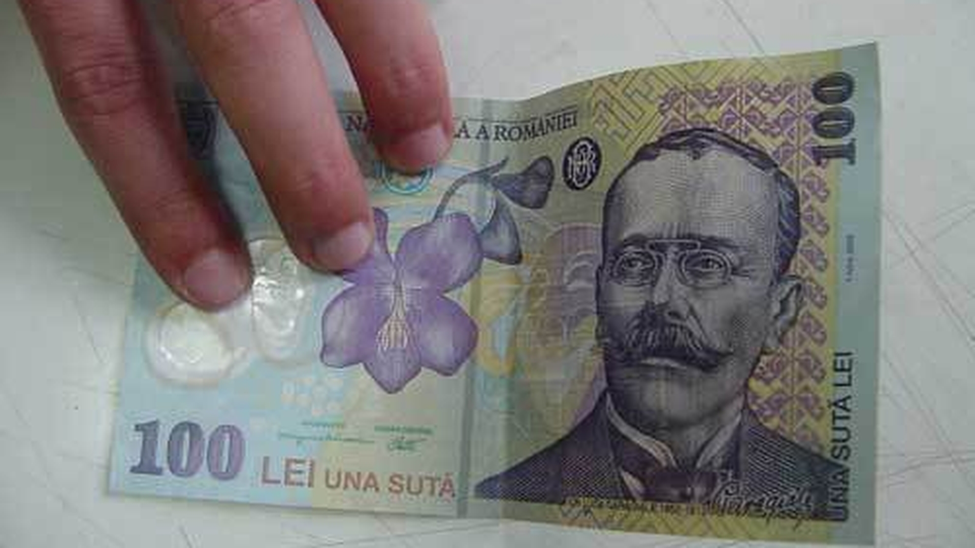 Aşa puteti fi păcăliti prin metoda „bancnota de 100 de lei“!