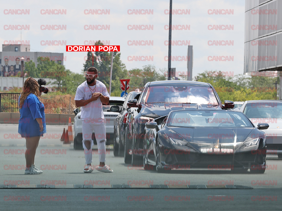 Dorian Popa arată publicului internaut ce probleme a întâmpinat la mașină (Foto: CANCAN.RO)