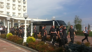 Starurile lui Manchester United stau pe iarba la Cluj pe prosoapele din camerele de hotel si la doi pasi de un excavator