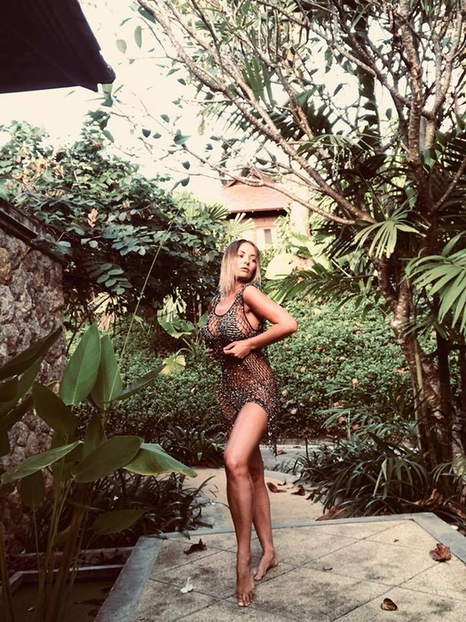 Delia a profitat de vremea bună și s-a relaxat la piscină! Vedeta a stârnit fanteziile bărbaților cu formele sale sexy, în costum de baie