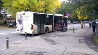 Imagini fabuloase: Un sofer RATB ajuta un motociclist sa urce vehiculul in masina!