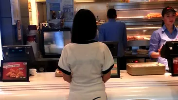 Maxer, nu te deranjeaza ca sotia ta isi afiseaza lenjeria intima! Vezi aici cum si-a facut Deea aparitia intr-un fast food!