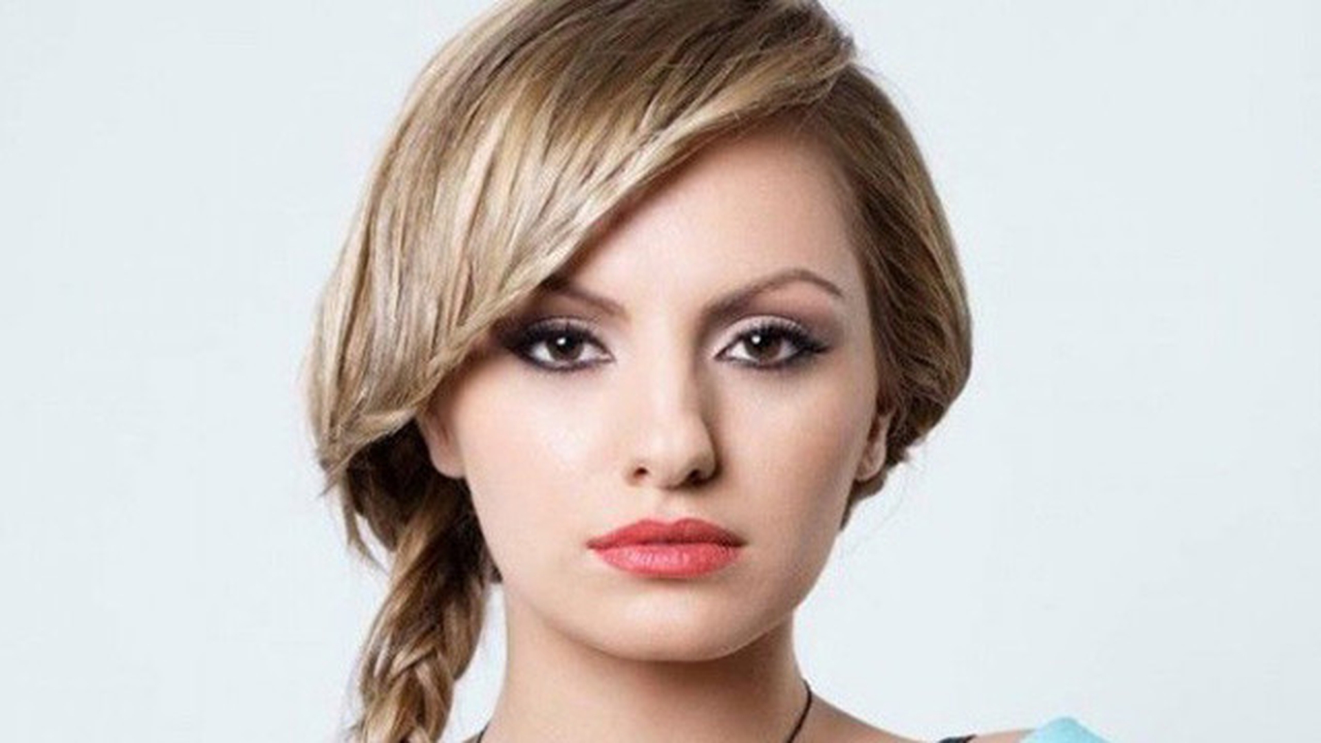 Artistii români sunt scandalizati de modul in care a fost tratată Alexandra Stan. Horia Brenciu se oferă să fie impresarul vedetei