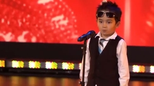 O sa ramai cu gura cascata cand il vezi pe un pusti de 4 ani cum danseaza Gangnam Style! I-a dat gata pe juratii de la un concurs