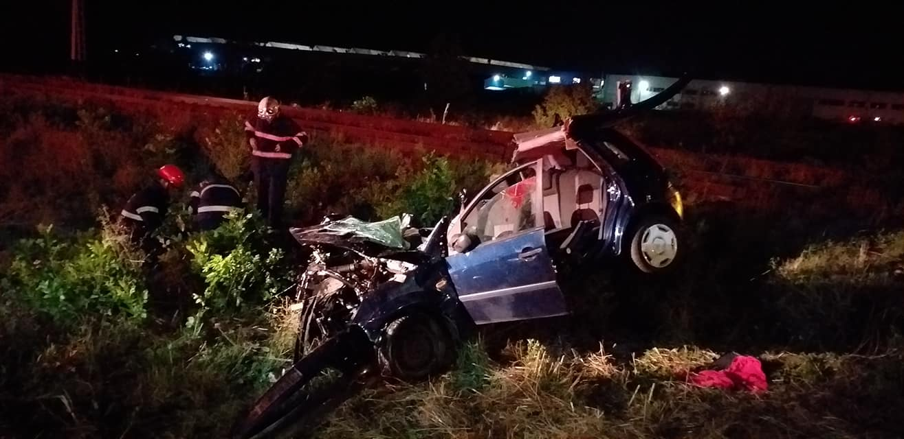 O șoferiță de 19 ani a fost la un pas să provoace o tragedie din cauza neatenției și a zburat cu mașina de pe drum. 5 răniți în urma impactului violent © dejeanul.ro