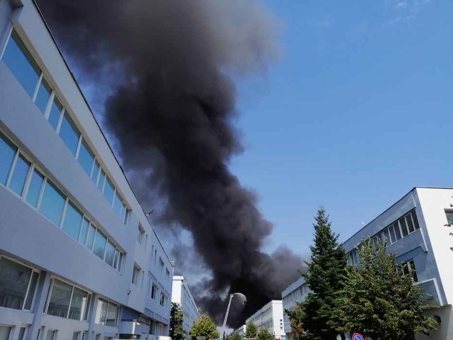 VIDEO. Incendiu puternic pe Strada Biharia din București. „Arde o hală, în întregime”. A fost transmis mesaj prin Ro Alert pentru protecția populației