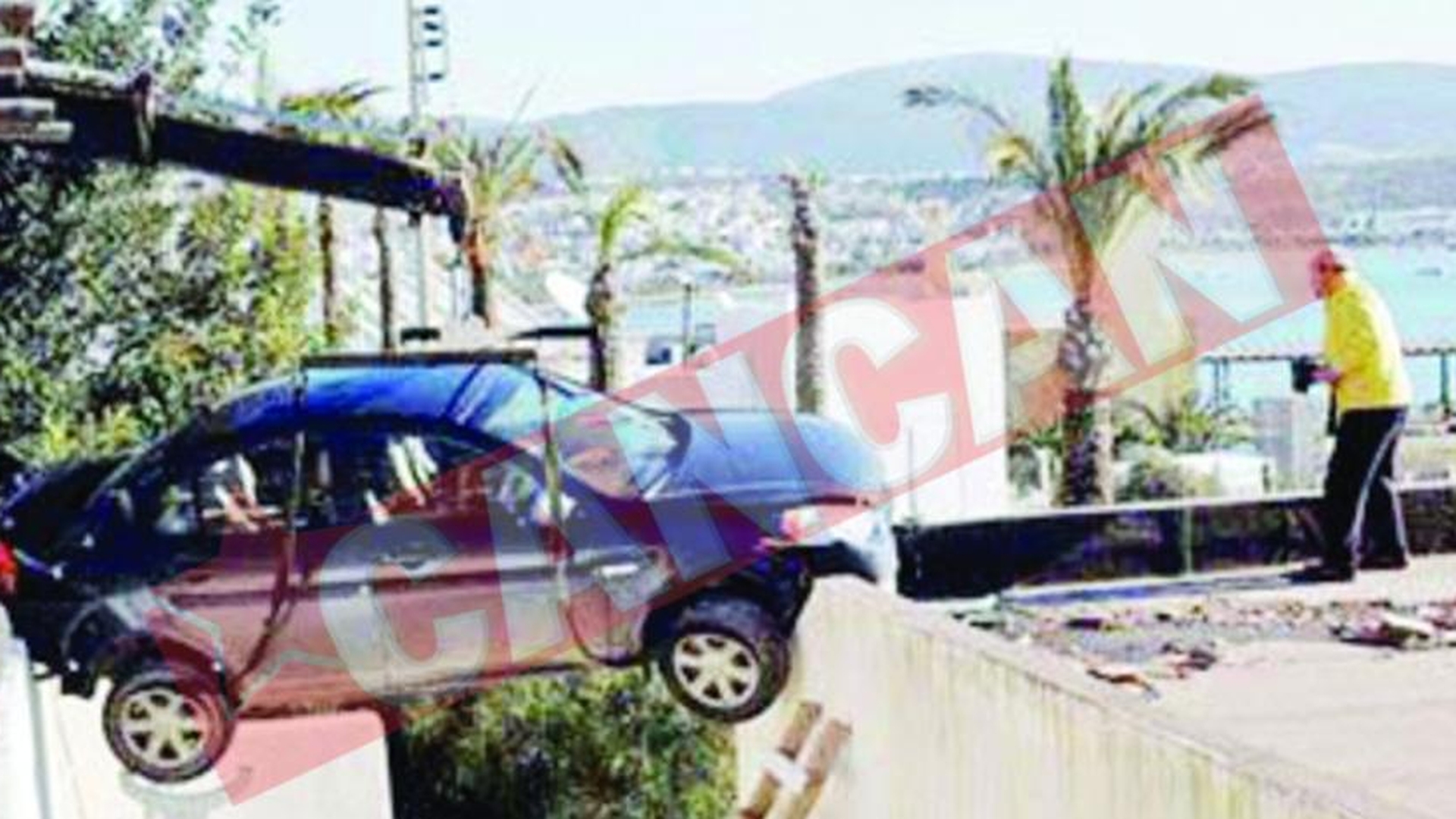 A ramas suspendata cu masina intre doua cladiri