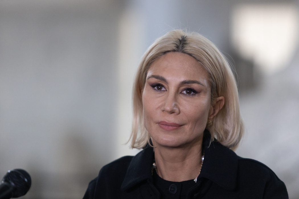 Ea este cea mai ”tunată” politiciană din România! Cum s-a transformat Raluca Turcan în ultimii 20 de ani