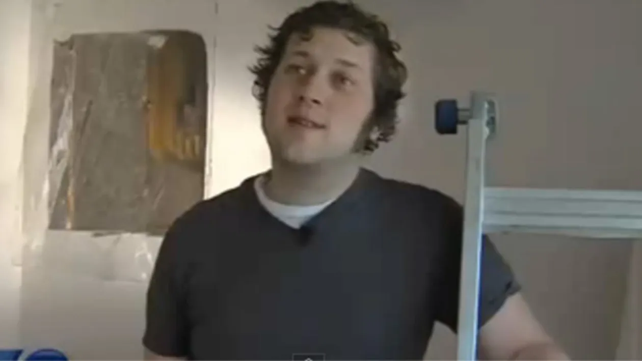 VIDEO Nu i-a venit să creadă că e posibil aşa ceva! Ce a decoperit un bărbat in peretele casei lui l-a adus la un pas de lesin