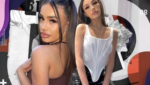O cheamă Mălina și îți alină inima! Sexoasa brunetă are grijă să nu lase prea multe la vedere!