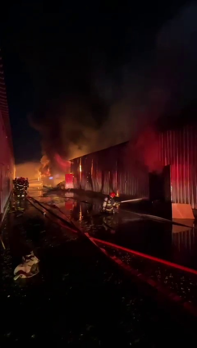 Incendiu la Dragonul Roșu din București! Flăcările mistuie totul în calea lor. Imagini VIDEO