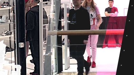 Prezentatorul de la ”iUmor”, gesturi obraznice la shopping  cu ”Kim Basinger de România”