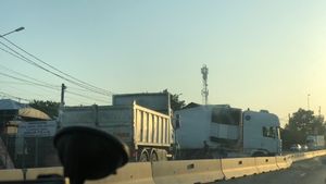 Tir scăpat de sub control pe DN1B. A distrus gardurile gospodarilor, branșamentul la gaze și a lovit o mașină parcată