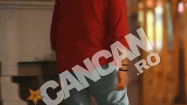 Singur, atat de singur. Gabriel Cotabita pare plictisit de viata de noapte