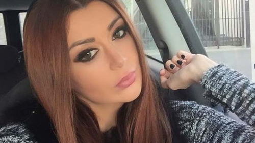 Denisa de la Bambi, terapie facială cu melci, aur și caviar