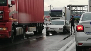 Accident în lanț, în Argeș. Două TIR-uri, patru mașini și un microbuz s-au ciocnit. În impact a fost spartă și o țeavă de gaze