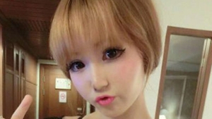 E e papusa Barbie umana MADE IN CHINA! Are 19 ani si pare din portelan! Uite cat de frumoasa e