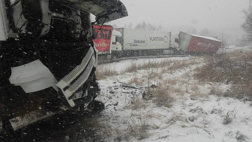 VIDEO / Noi imagini de la carambolul din Cehia! Mai mulţi români, implicaţi în accident au filmat imaginile înfiorătoare de la faţa locului: „Dezastru, frate!”