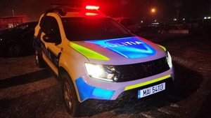 Un bărbat din Argeș s-a urcat băut și fără permis la volanul mașinii cu numere false, apoi s-a oprit direct într-un tractor