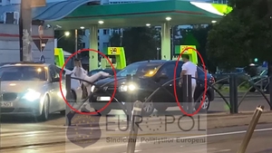 Șoferul unui Logan, bătut în trafic de bărbat care conduce un BMW. Atacatorul s-a năpustit asupra lui cu o crosă de golf, iar iubita a lovit cu picioarele mașina victimei | VIDEO