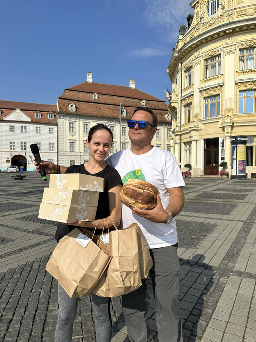 Daniel Buzdugan & CO, primiți cu pâine de către localnici / Foto: Facebook
